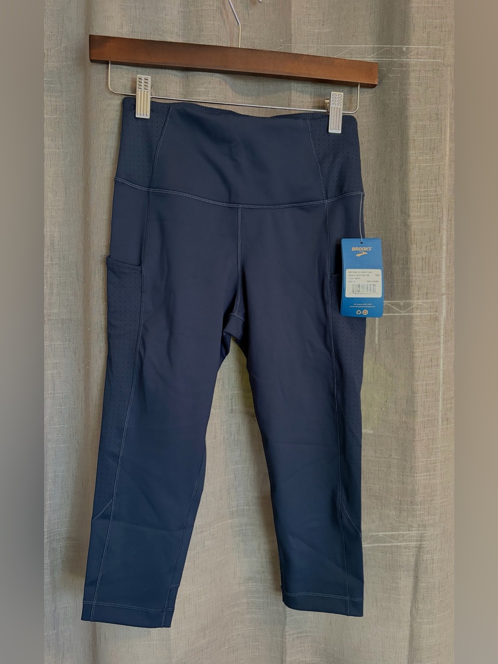Brooks Method 1/2 Crop Tights NWT Small, Navy